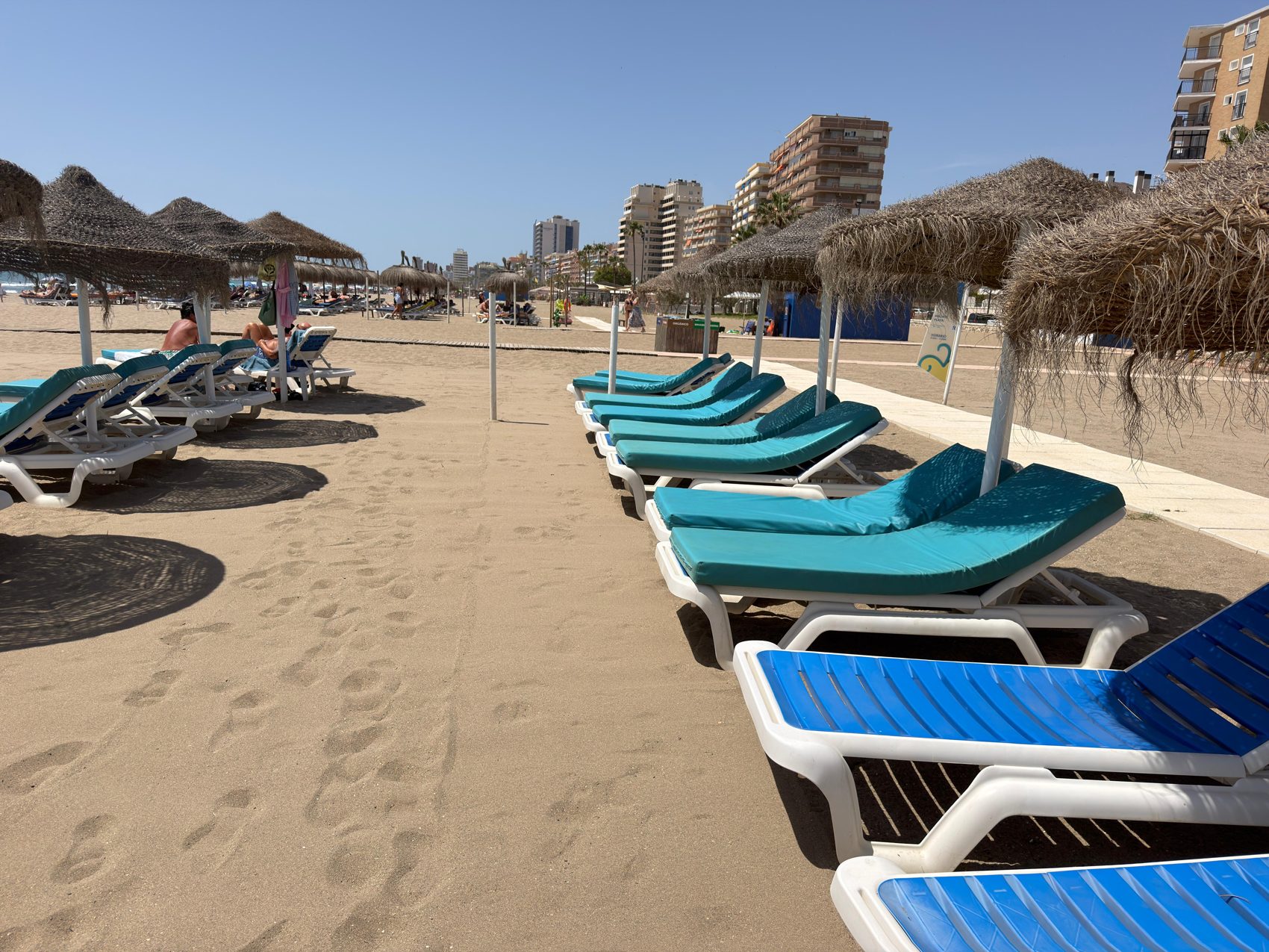 Servicio de hamacas en la playa de Los Boliches frente a Madrid Playa